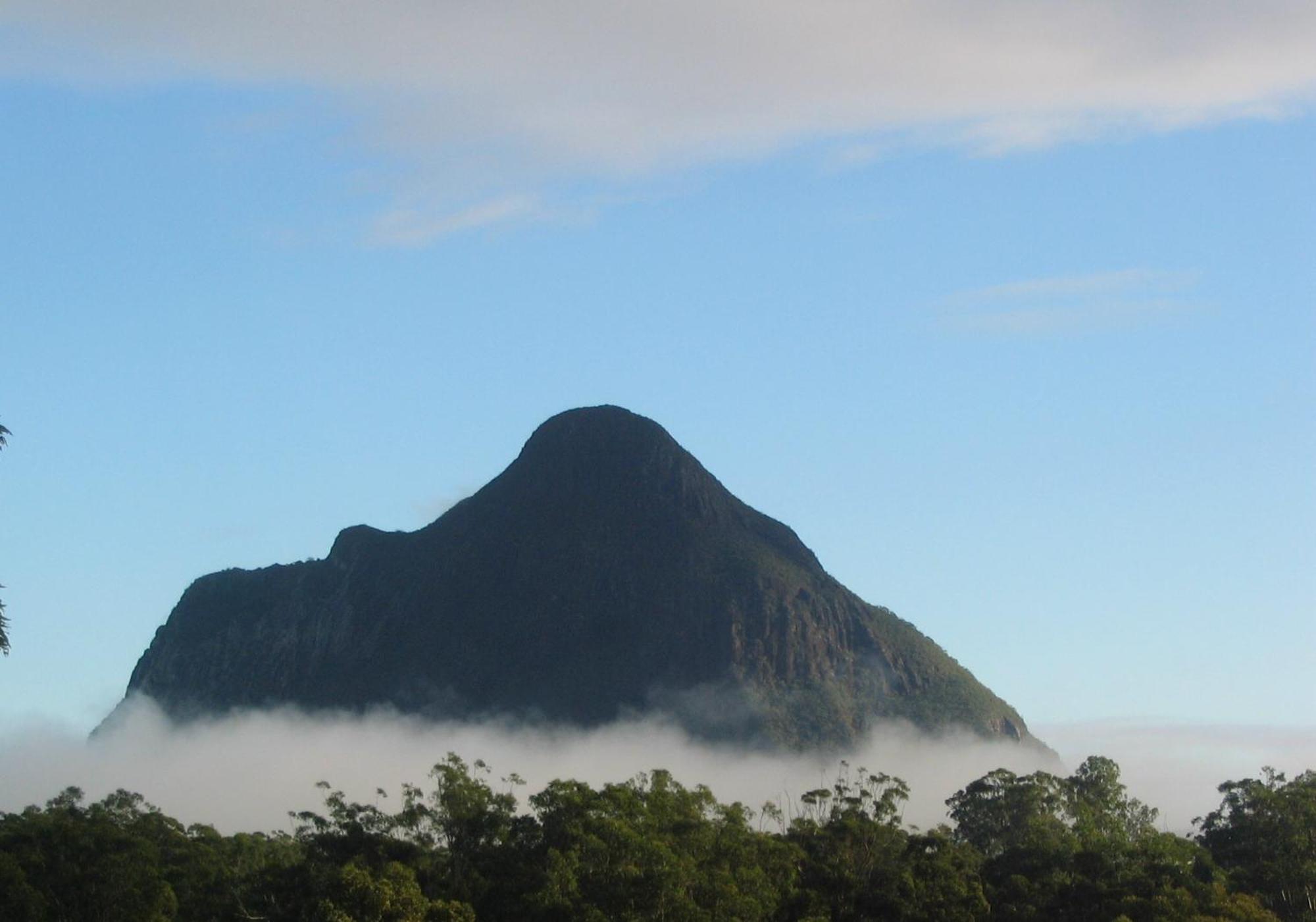 Glass On Glasshouse Glass House Mountains Exterior photo