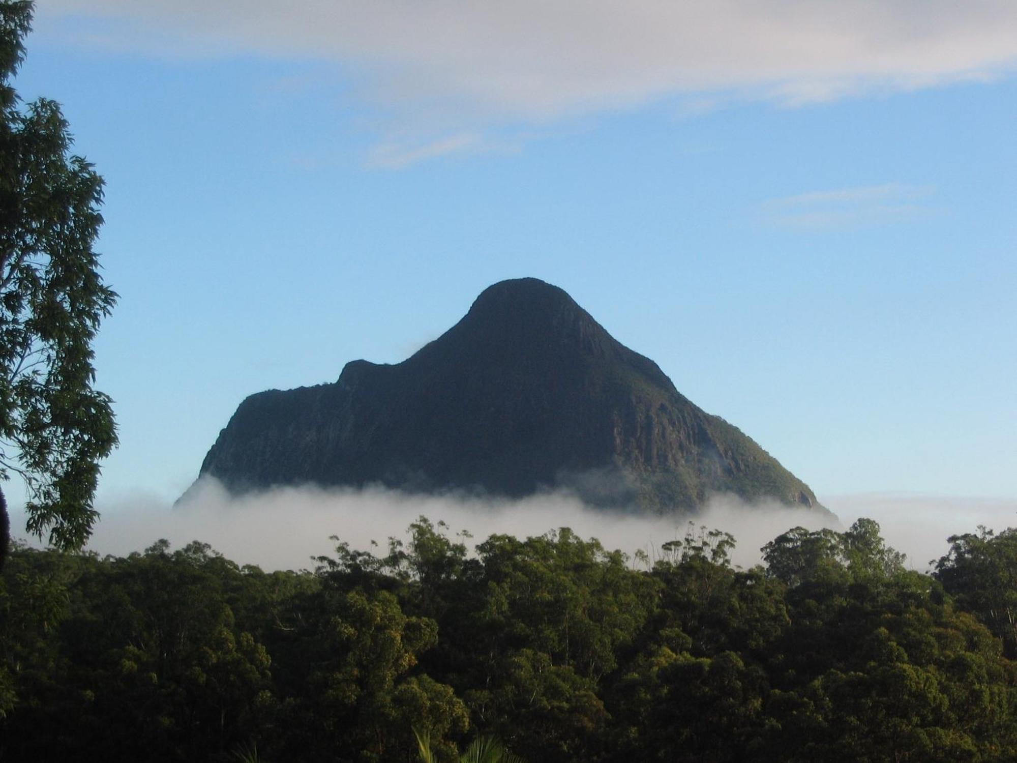 Glass On Glasshouse Glass House Mountains Exterior photo