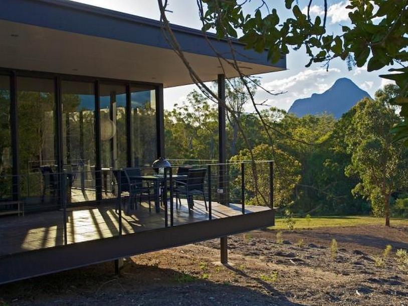 Glass On Glasshouse Glass House Mountains Exterior photo
