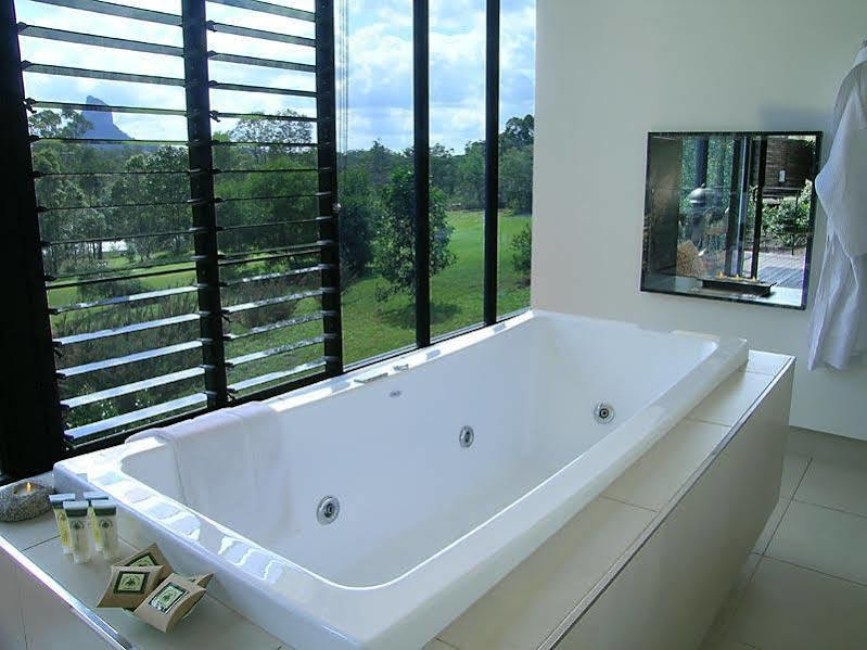 Glass On Glasshouse Glass House Mountains Exterior photo