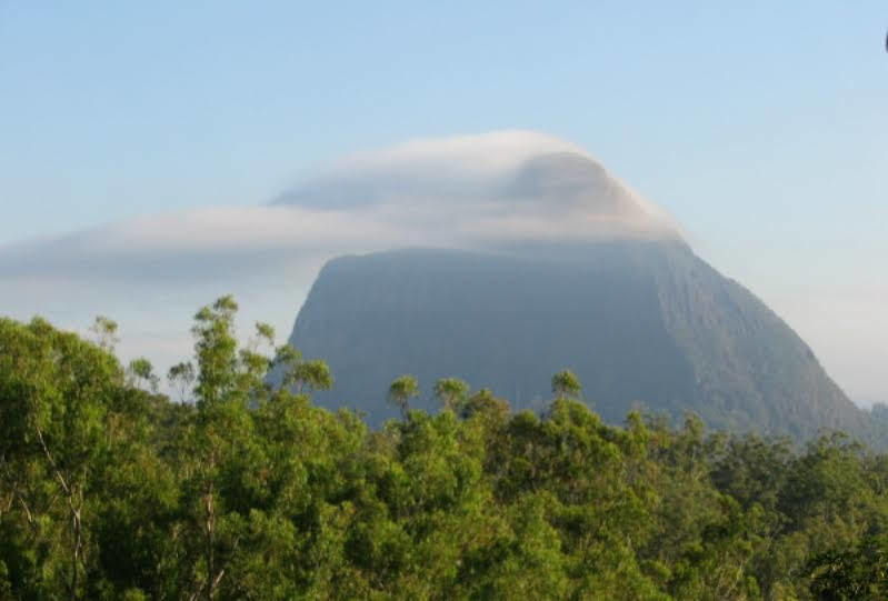 Glass On Glasshouse Glass House Mountains Exterior photo