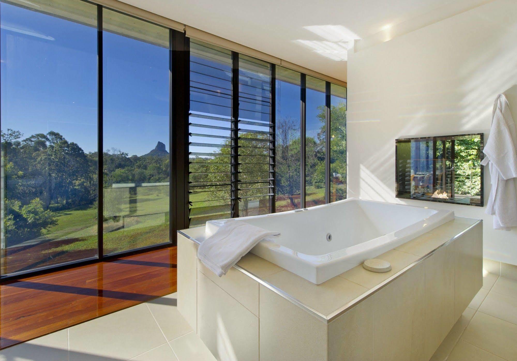 Glass On Glasshouse Glass House Mountains Exterior photo